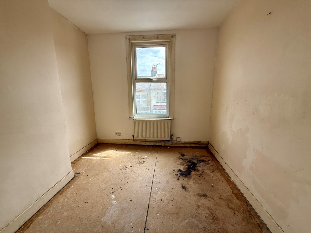 Lot: 140 - DOUBLE FRONTED HOUSE IN NEED OF REFURBISHMENT - Bedroom two